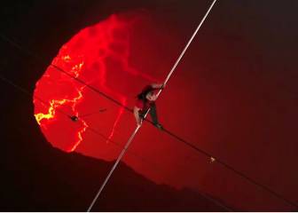 Pudo caer a la lava: ¡hombre hizo equilibrio sobre un volcán!