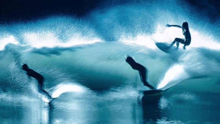 Tres referentes del surf femenino exprimen la ola perfecta de Kelly Slater de noche