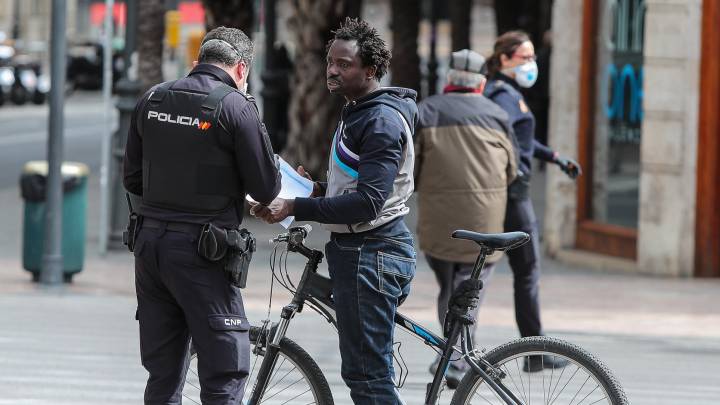 Persecuciones policiales, multas y detenciones a quienes practican deporte fuera de casa