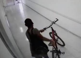 Graban el robo de una bici a un médico en un hospital en pleno confinamiento por COVID-19