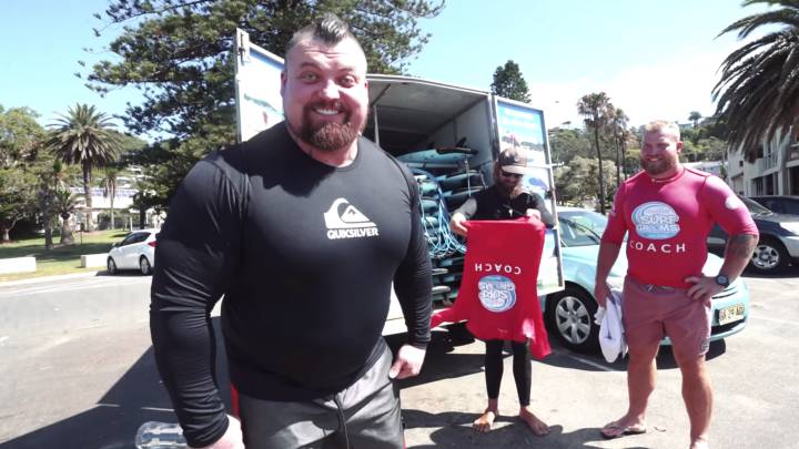 ¿Qué pasa si pones al 'hombre más fuerte del mundo' a surfear?