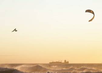 Adrenalina para la cuarentena: los vuelos imposibles de un kitesurfista español
