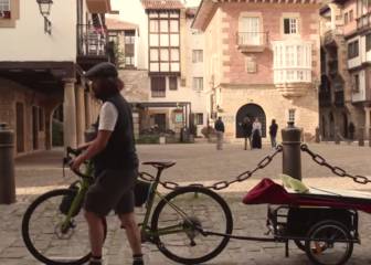 Kepa Acero inicia su serie sobre el Camino de Santiago en bici y surfeando