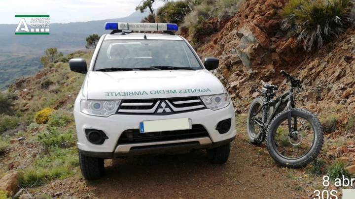 Multan a un ciclista por 'pasear al perro' a más de 3 kilómetros de su casa