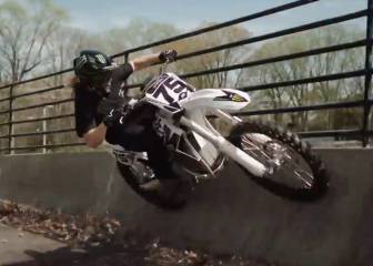 Así se las gasta Josh Hill con una moto eléctrica en skateparks
