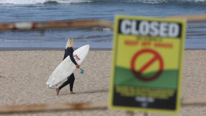 Chiclana prohibe el surf e indigna a la comunidad surfera local