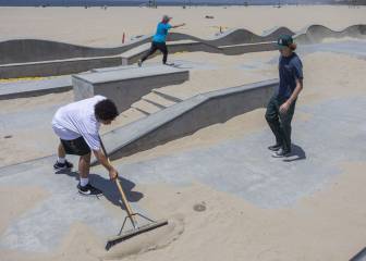 Los skaters limpian la arena del skatepark de Venice que les impedía patinar