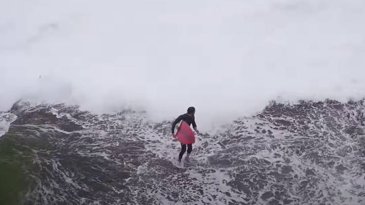Clase magistral de cómo no entrar al mar desde las rocas