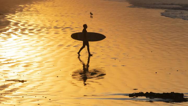 Si se mantiene la distancia, el riesgo de contagio en el surf o el kitesurf es mínimo