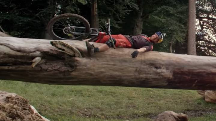 Danny MacAskill Lag Slide MTB estirado sobre árbol en edimburgo