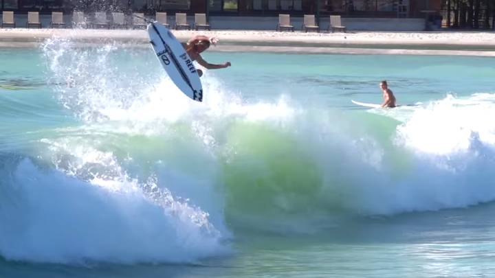Un niño de tan solo 13 años impresiona al mundo del surf con sus aéreos