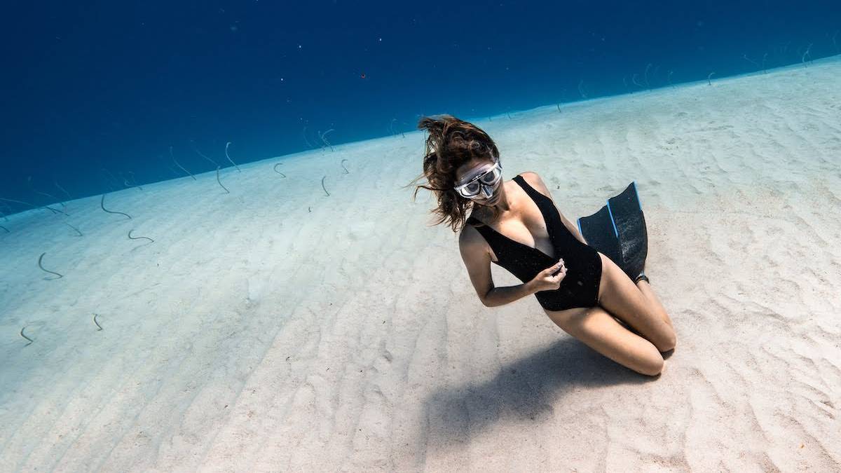 Una modelo y buceadora extrema consigue imágenes inéditas de un jardín de anguilas