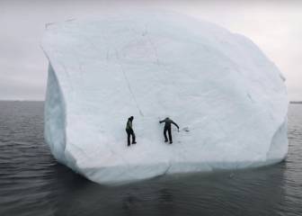 Un iceberg flotante se da la vuelta mientras lo estaban escalando