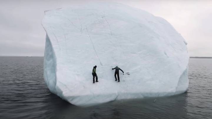 Un iceberg flotante se da la vuelta mientras lo estaban escalando
