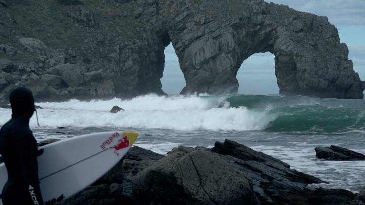 Natxo Gonzalez surfea entre las espectaculares rocas de Gaztelugatxe