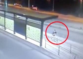 Una cámara de seguridad capta el brutal atropello de un coche a un skater