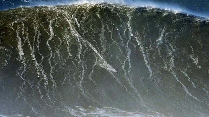 Surf en Nazaré, en directo hoy: las olas gigantes del huracán Epsilon, en vivo.