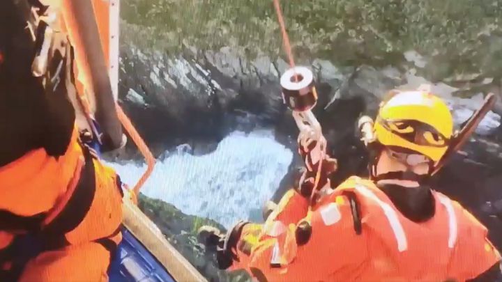 Un helicóptero rescata a tres surfistas atrapados entre las rocas en Galicia