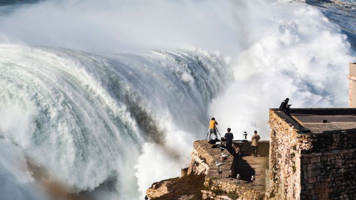 Los 12 mejores posts de Instagram del histórico huracán Epsilon en Nazaré