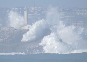 Las olas gigantes del huracán Epsilon en Cantabria desde tierra, mar y aire