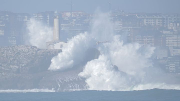 Las olas gigantes del huracán Epsilon en Cantabria desde tierra, mar y aire