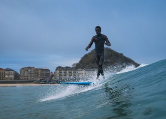 Surf de pandemia en Donosti: prohibido, multitudinario y memorable