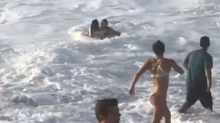 Impactante rescate de Mikey y Tyler Wright a una chica en apuros