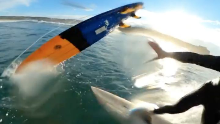 Demoledor impacto de una tabla de surf contra un surfista en Nazaré