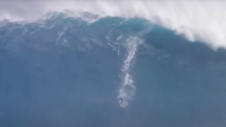Así se vive una sesión de olas gigantes desde el barco