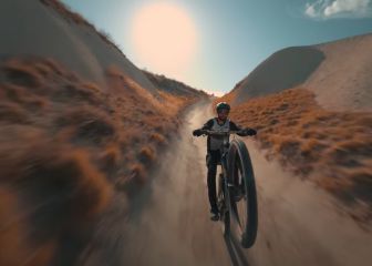El impresionante vídeo de un ciclista 'siguiendo la luz'