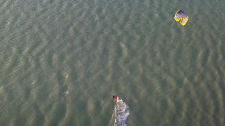 31 kitesurfistas, atrapados en aguas gélidas por la repentina desaparición del viento