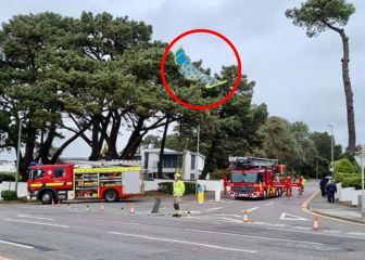 Los bomberos rescatan a un kitesurfista colgado de un árbol