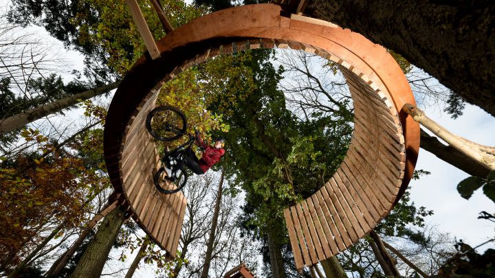 Kriss Kyle rompe los límites de la creatividad en MTB con su nuevo vídeo