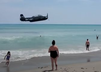 Un avión de la II Guerra Mundial aterriza de emergencia sobre surfistas y bañistas
