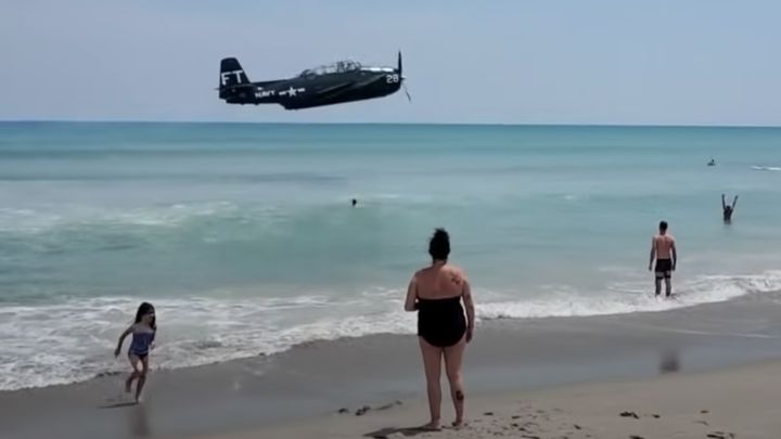 Un avión de la II Guerra Mundial aterriza de emergencia sobre surfistas y bañistas