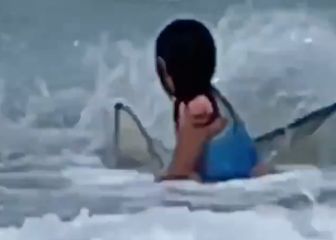 Graba el ataque de un tiburón a su hija en Hawái