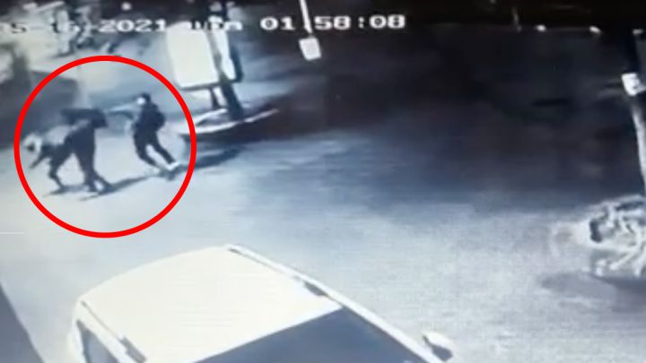 Un skater mata a un 'sin techo' con su monopatín