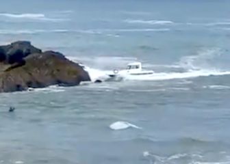 Se estampa con su barco contra las rocas al tratar de esquivar a un surfista