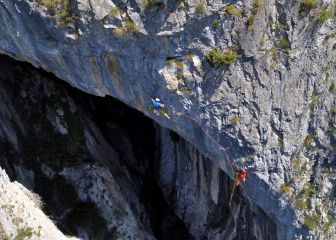 Los hermanos Pou escalan en libre la espectacular cueva de la Leze