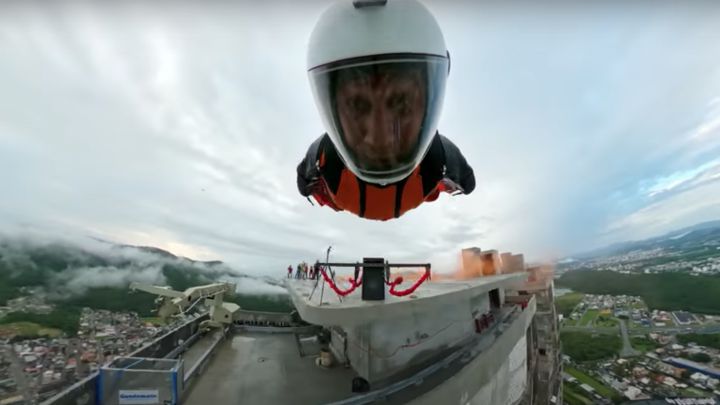 Un hombre pájaro sorprende ahora con una ballesta humana
