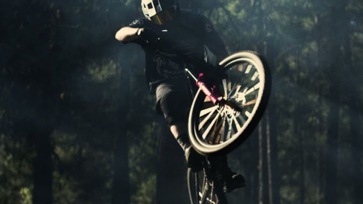 Rotation: creatividad total en MTB culminada con un váter gigante