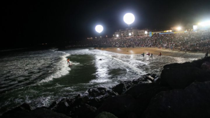 San Clemente se plantea iluminar sus olas para surfear de noche