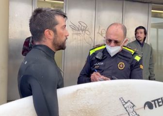 La policía de Barcelona identifica a surfistas por aprovechar las olas del temporal