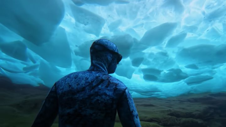 Vídeos extremos de premio: buceo libre bajo un lago helado