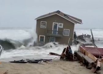 Graban cómo las olas se llevan dos casas en una zona de surf