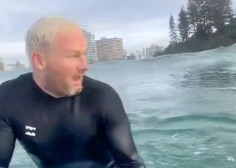 Un surfista entra en pánico por un ser desconocido en el agua