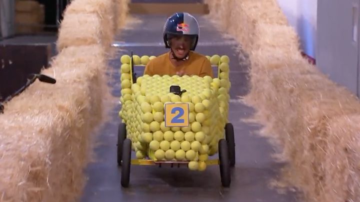 Los riders de Red Bull se exhiben con Autos Locos en El Hormiguero