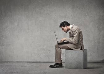 3 ejercicios para estirar la espalda desde tu silla de trabajo