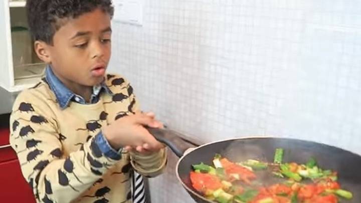 El hijo de Kluivert lanza un libro de recetas de cocina
