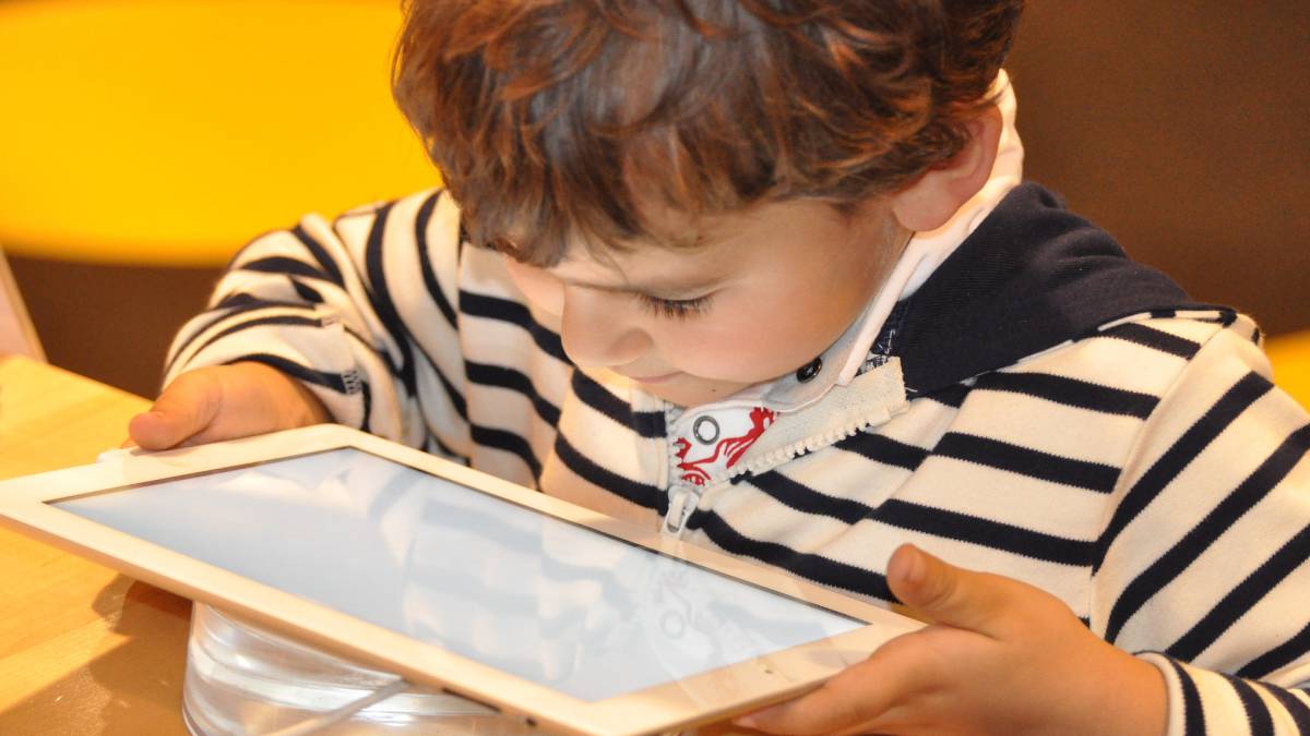 móvil, adiccioines, nuevas tecnologías, tablets, ordenadores, smartphone, psicología, salud, juguetes conectados, navidad, regalos, papá noel, reyes magos